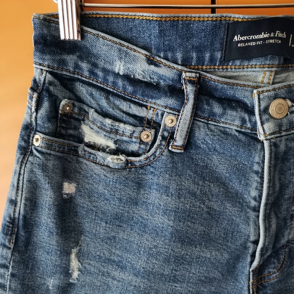 Abercrombie & Fitch Relaxed Fit Stretch Distressed 90's Denim Shorts (30) - Picture 4 of 10
